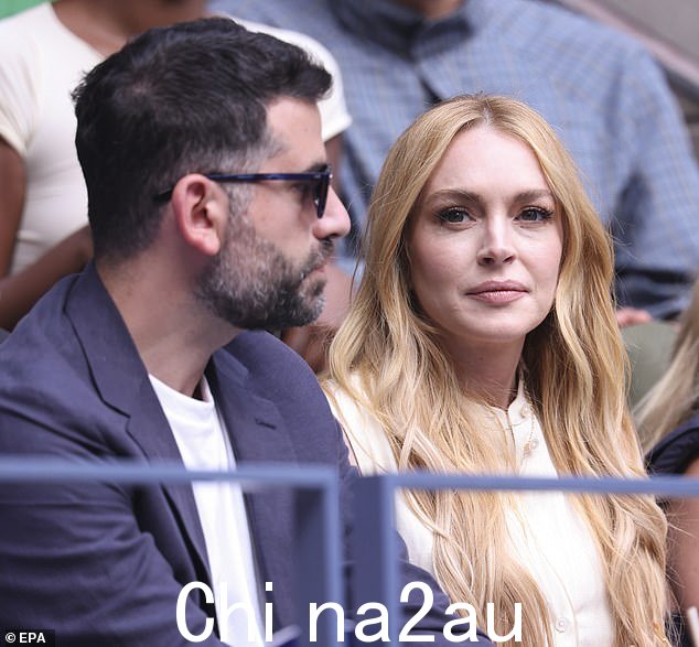 在美国公开赛的最后一天,38 岁的林赛·罗韩 (Lindsay Lohan) 与她 37 岁的丈夫巴德·沙马斯 (Bader Shammas) 一起坐在看台上