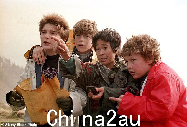 据报道,这部 1985 年的冒险喜剧已获准拍摄第二部——距第一部已近 40 年——原版众星云集的演员阵容即将回归。