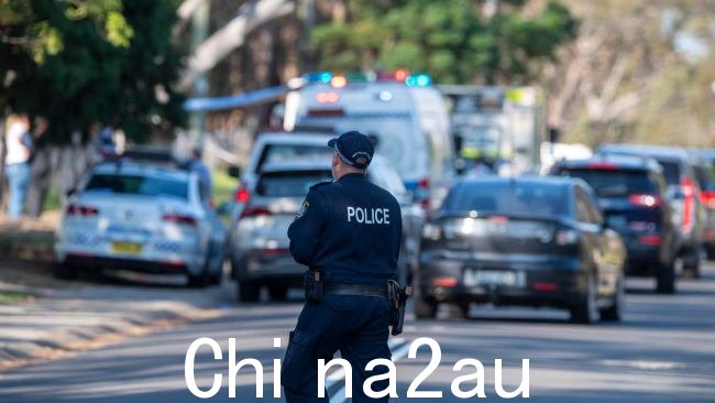 一名妇女在蓝山一处住宅内发现两名儿童尸体后被送往医院,随后被捕。图片:NewsWire / Simon Bullard。