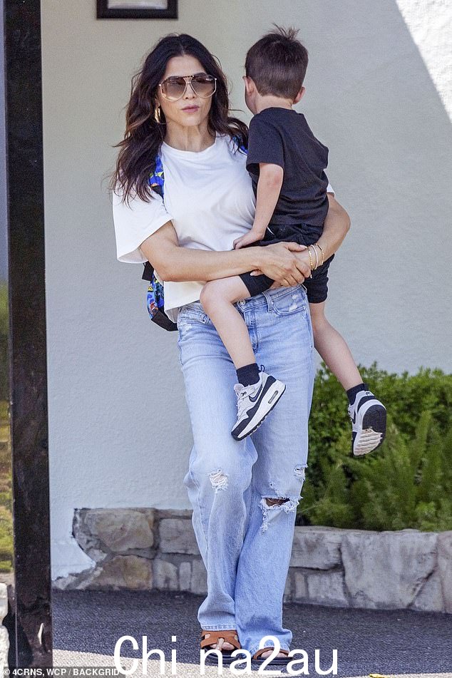 珍娜·迪万 (Jenna Dewan) 周一在洛杉矶与前夫查宁·塔图姆 (Channing Tatum) 激烈的法庭斗争中,对四岁的儿子卡勒姆 (Callum) 表示了溺爱