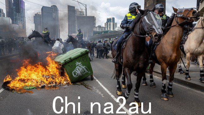 周三,在墨尔本针对陆军博览会的暴力抗议活动中,垃圾箱被纵火焚烧。图片:Jake Nowakowski