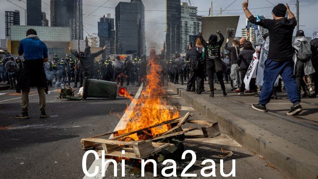 激烈抗议期间公共交通网络中断。图片:Jake Nowakowski