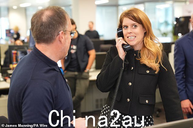 Beatrice 在电话中聊天时笑容满面,让许多员工在她面前微笑
