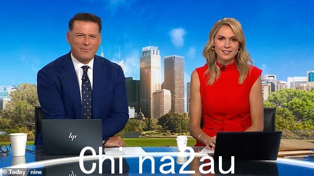 Stefanovic(左)称迪克先生为“爱发牢骚的人”,咖啡馆老板反驳道:“我本以为你穿衣服省下这么多钱一年四季穿着一套西装,你就有足够的钱来买几杯拿铁,伙计'