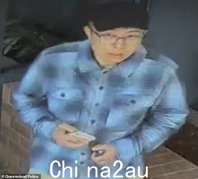 这位母亲透露,当热咖啡被扔到她的孩子身上时,一名陌生人(如图)从后面接近她