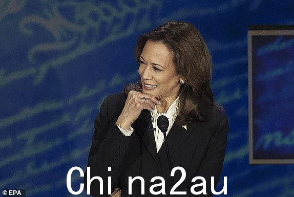 epa11597550 民主党总统候选人美国副总统卡马拉2024 年 9 月 10 日,哈里斯在美国宾夕法尼亚州费城国家宪法中心由 ABC 新闻主办的总统辩论中聆听共和党总统候选人唐纳德·J·特朗普的演讲。这场 90 分钟的活动是两位候选人在 2024 年总统大选中唯一计划进行的辩论EPA/DEMETRIUS FREEMAN / POOL