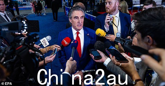 epa11597449 北达科他州州长 Doug Burgum 2024 年 9 月 10 日,在美国宾夕法尼亚州费城举行的辩论新闻档案中,美国前总统唐纳德·特朗普与现任副总统卡马拉·哈里斯之间的总统辩论之前,他对媒体成员发表了讲话。两位候选人将在各自的辩论中对峙 90 分钟。只是计划中的 2024 年总统选举辩论。 EPA/JIM LO SCALZO