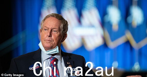 COLUMBIA, SC - 11 月 3 日:现任候选人众议员乔·威尔逊 (R-SC) 于 2020 年 11 月 3 日在美国南卡罗来纳州哥伦比亚市参议员林赛·格雷厄姆 (Lindsey Graham) 的选举守夜派对上与记者交谈。正在与民主党参议院候选人 Jaime Harrison 展开激烈角逐,寻求连任第四个任期(肖恩·雷福德/盖蒂图片社摄)