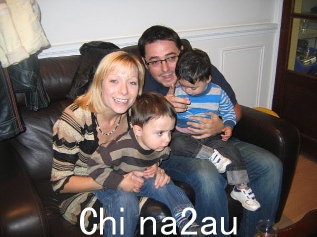 Rachel Smith 和她的兄弟 Jim 以及他的两个儿子 Jamie(左)和 Harry(右)。Jim 在被诊断出胰腺癌仅八个月后就不幸去世了