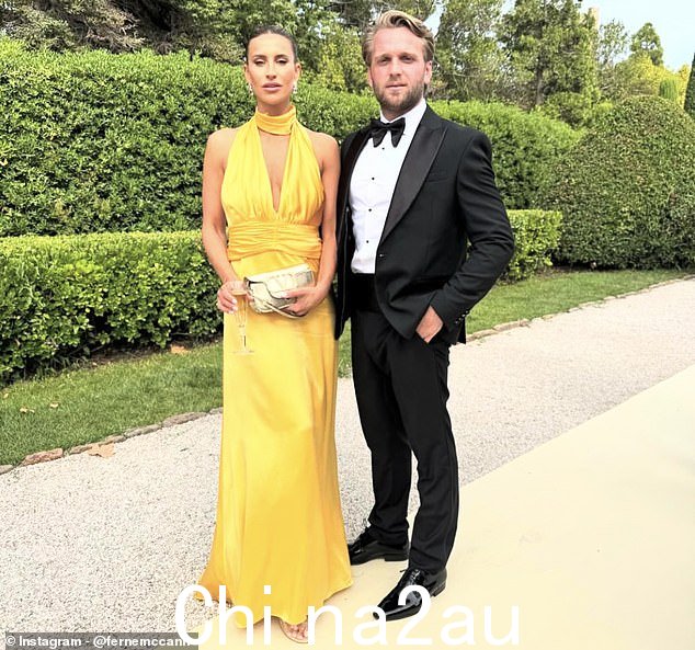 这位前 TOWIE 明星为她近 300 万粉丝的帖子添加了标题:“与我的爱人一起庆祝爱情”