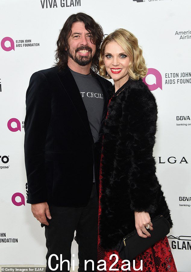 戴夫·格罗尔 (Dave Grohl) 周二震惊了粉丝,因为他在一篇煽动性的社交媒体帖子中承认对结婚 21 年的妻子乔丁·布鲁姆 (Jordyn Blum) 不忠,并生下了一个秘密婴儿 - 图为 2016 年