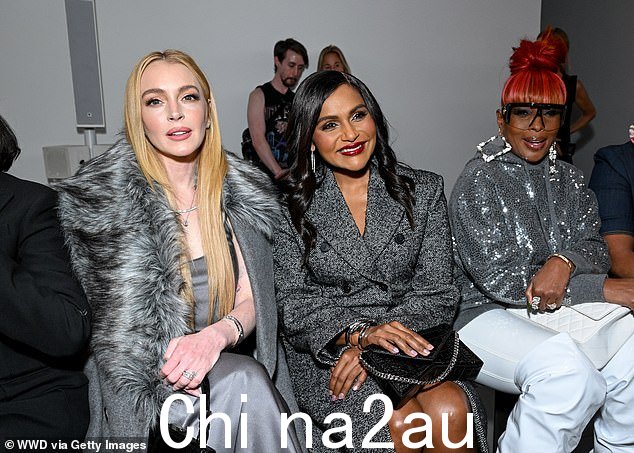 活动开始前不久,Kaling 也被发现坐在 Lohan 以及歌手 Mary J. Blige 旁边