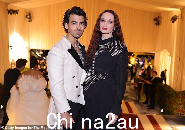 这对夫妇最近达到了根据 TMZ 周二获得的法律文件,离婚协议已由法官签署;见于 2022 年