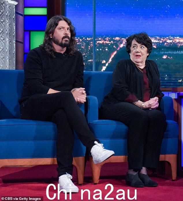 戴夫·格罗尔 (Dave Grohl) 已故母亲弗吉尼亚 (Virginia) 对这位摇滚歌手的爱情生活的警告在这位歌手承认欺骗妻子并育有一个秘密私生子后再次出现(戴夫和弗吉尼亚于 2020 年合影)