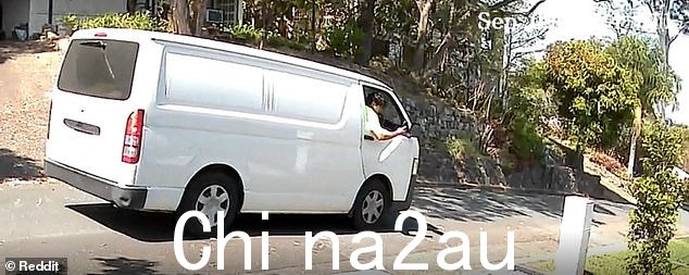 上传到reddit的闭路电视录像显示,司机放慢了速度,并举起手机拍摄信箱的照片(如图)