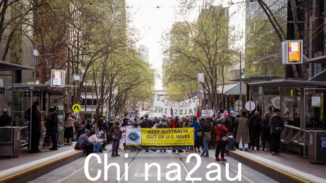 一大群人周四下午在墨尔本 Bourke St 附近看到图片:NewsWire/Tamati Smith