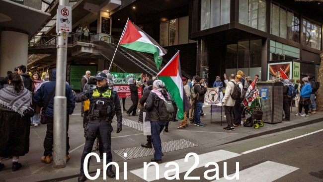 周四的集会沿着伯克街举行中央商务区。图片:NewsWire/Tamati Smith。