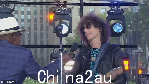 当 Al 问吉他手他的名字是什么时,音乐家保持沉默,只是弹奏吉他作为回应