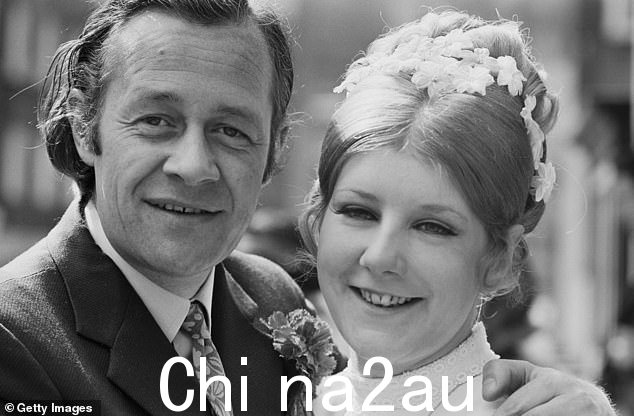 1971 年,Trace 在与第一任妻子的婚姻破裂后与 Prudence Day 结婚