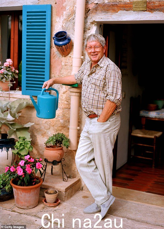 John Noakes 2000 年在马略卡岛的家中给植物浇水,他与妻子搬到了那里