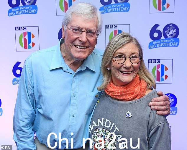 Peter Purves 和 Lesley Judd 参加 Blue Peter 的生日,庆祝该剧 60 周年