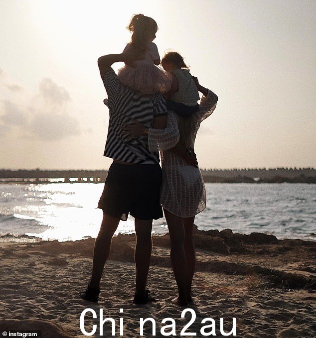 Kristina 和她的丈夫有两个女儿(上图为 2023 年 8 月海滩度假期间的照片)