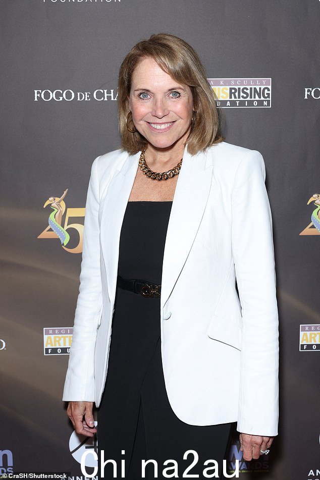 Katie Couric 是首批纪念 2001 年 9 月 11 日恐怖袭击 23 周年星期三的名人之一;照片于 2 月