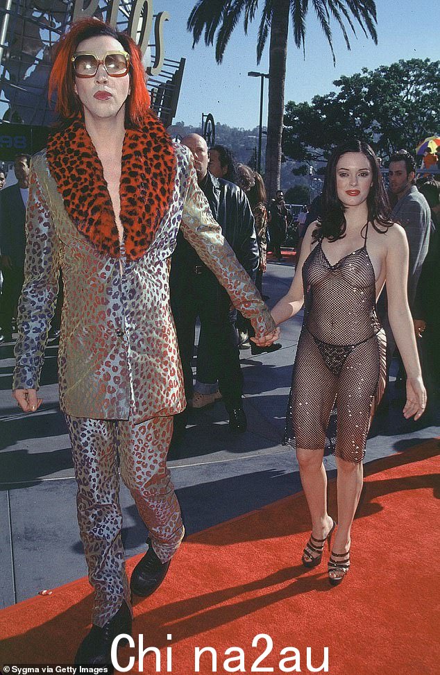 Rose McGowan 在当年的颁奖典礼上穿着渔网连衣裙、豹纹内衣,没有其他任何东西,暴露了更多的腹部