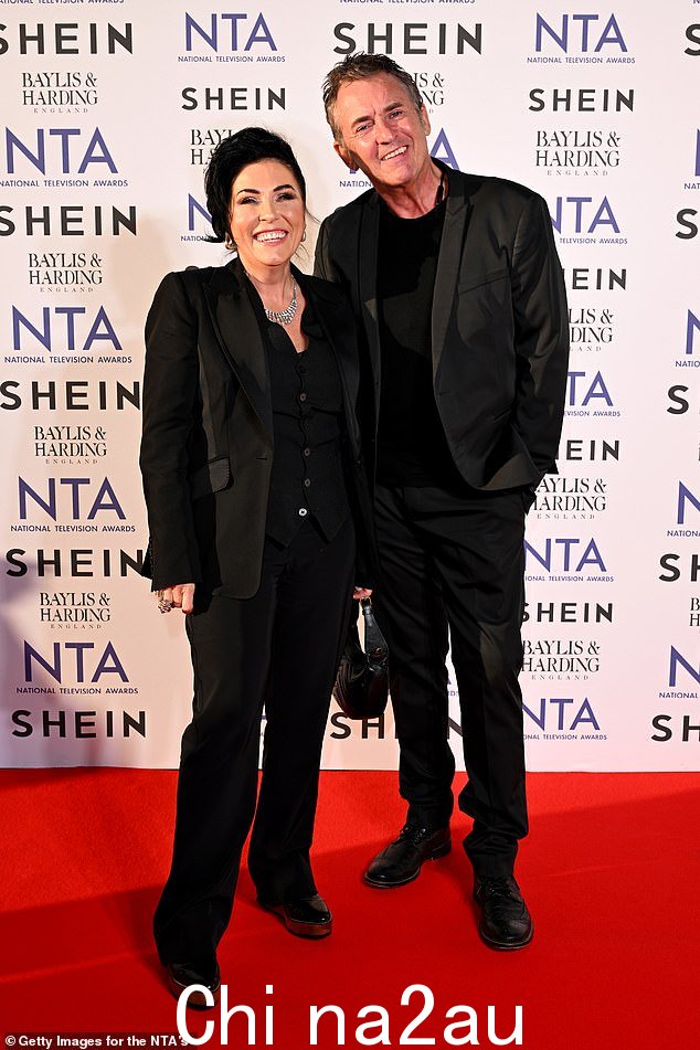 EastEnders 明星杰西·华莱士 (Jessie Wallace) 和肖恩·里奇 (Shane Richie) 周三穿着协调一致的黑色套装出现在伦敦的 NTA 上,进行了匹配的展示