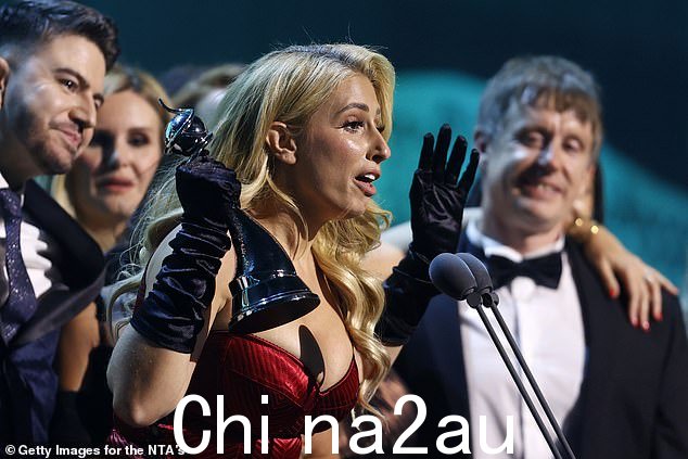 史黛西·所罗门 (Stacey Solomon) 赢得她的第一个国家电视奖,并在周三晚上与 16 岁的长子扎克 (Zach) 一起走红地毯,她无言以对