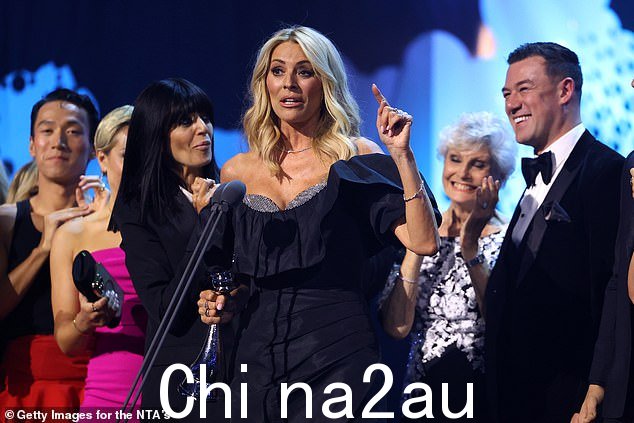 主持人 Tess Daly 和 Claudia Winkleman 周三在伦敦 O2 体育馆接受铜锣时,与该节目的专业舞者和创意团队一起登上舞台