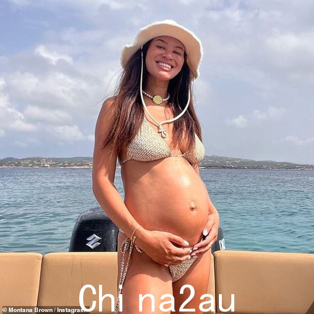 这位 29 岁的前爱情岛明星即将与未婚夫马克·奥康纳生下第二个孩子,她穿着时尚的米色比基尼展示了她日益隆起的肚子