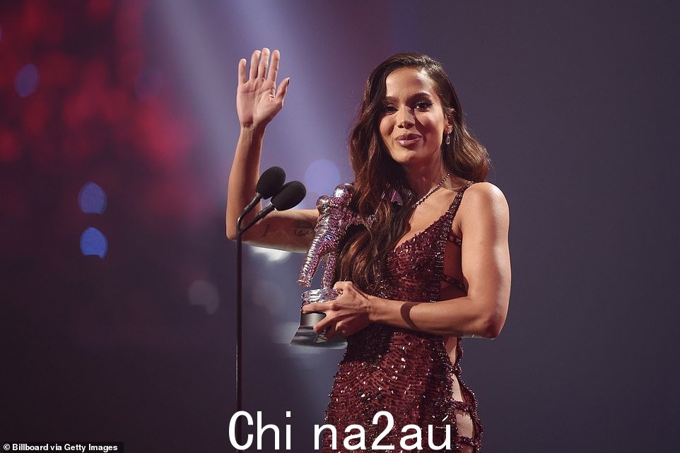 Anitta 也是一位巨大的赢家,她凭借 Mil Veces 音乐视频获得了最佳拉丁月亮人物