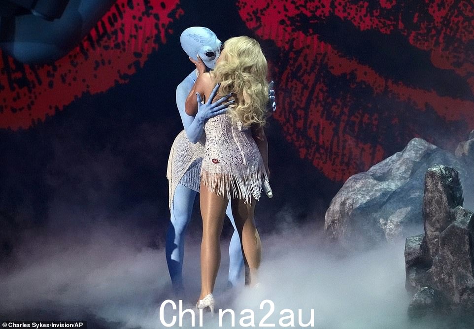 在表演过程中,Sabrina 演奏了来自布兰妮的经典热门歌曲“Oops!…I Did It Again”