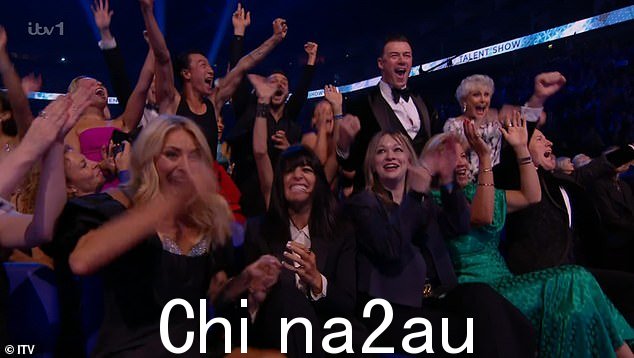 由于职业舞者乔瓦尼·佩尼斯 (Giovanni Pernice) 和格拉齐亚诺·迪·普里马 (Graziano Di Prima) 被指控虐待,人们对该节目的未来感到担忧,主持人泰丝·戴利 (Tess Daly) 和克劳迪娅·温克尔曼 (Claudia Winkleman) 看起来既兴奋又惊讶,因为 BBC 节目被揭晓为获胜者