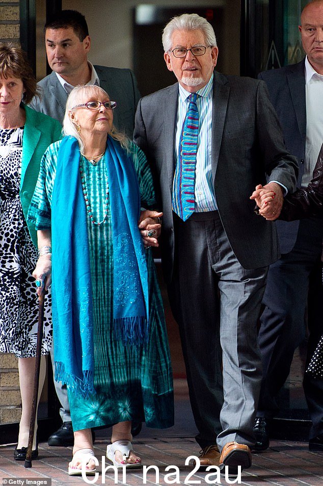 2014 年,阿尔文·休斯 (Alwen Hughes) 陪同罗尔夫·哈里斯 (Rolf Harris) 离开法庭,当时他被判犯有多次猥亵罪。
