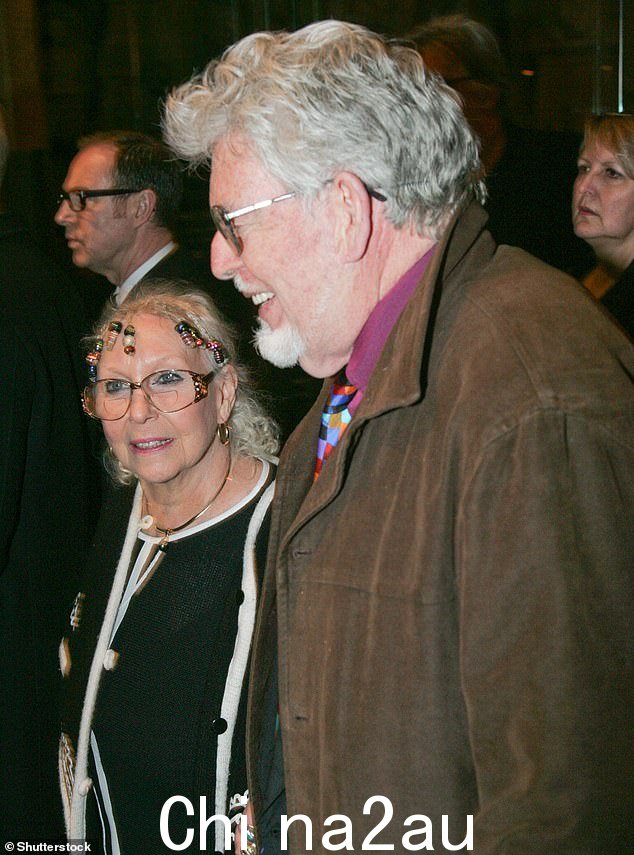 Alwen 和 Harris 结婚 65 年,并出现在 2009 年威斯敏斯特教堂澳大利亚丛林大火受害者追悼会上