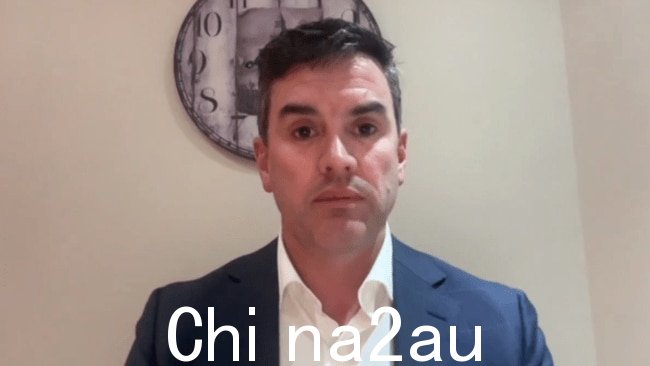 维多利亚州影子警察部长 Brad Battin 猛烈抨击州绿党支持墨尔本的暴力骚乱,同时赞扬“训练有素”的骑警部队在暴徒面前坚守阵地。图片:澳大利亚天空新闻