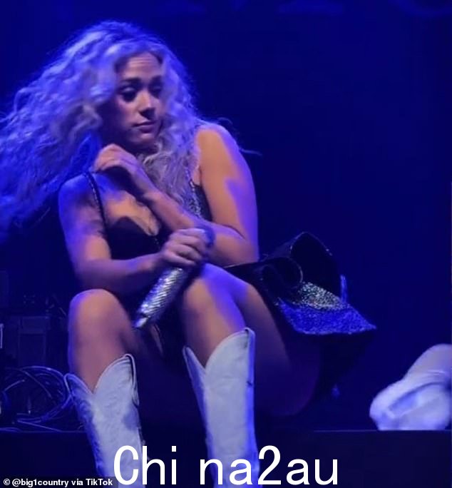 26 岁的梅根·莫罗尼 (Megan Moroney) 在英国伯明翰的演唱会上,当一名粉丝向她扔帽子时感到震惊