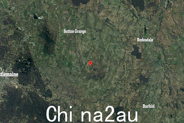 周五,一架轻型飞机在雷德斯代尔科利班公园路的围场坠毁(如图)