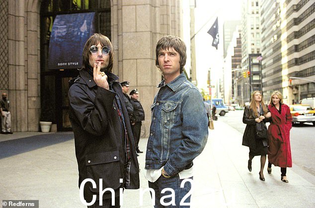 这对交战的兄弟花了 15 年时间在分歧中,但八周前,在各自经纪人(包括利亚姆的搭档和manager Debbie
