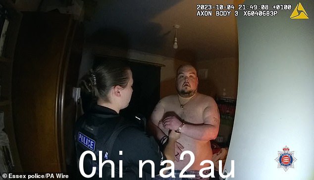 加文·普拉姆 (Gavin Plumb) 被捕的随身录像片段,他在切姆斯福德刑事法庭被判策划绑架、强奸和谋杀霍莉·威洛比 (Holly Willoughby) 阴谋有罪