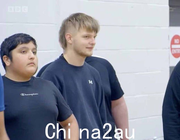 Umar(左)与由 11 年级男孩组成的弗林托夫板球队的其他男孩合影