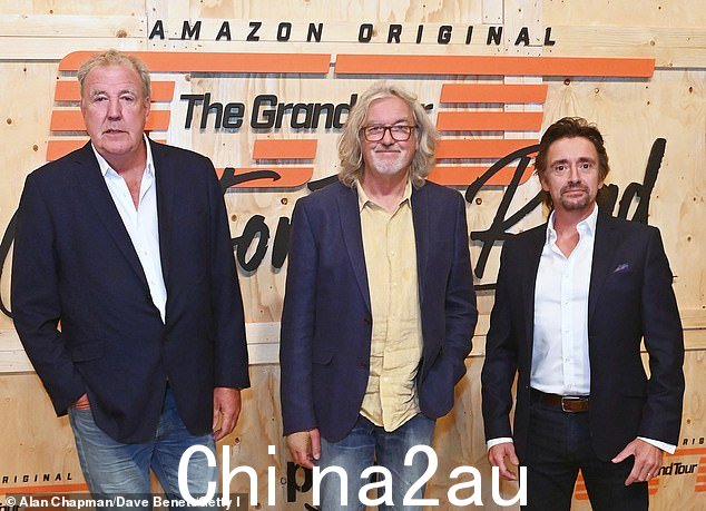 在今天发布的节目大结局中,这位 64 岁的汽车专家在激烈的咆哮中思考了当代电动汽车的发展趋势(与节目主持人詹姆斯·梅(男)和理查德·哈蒙德合影)