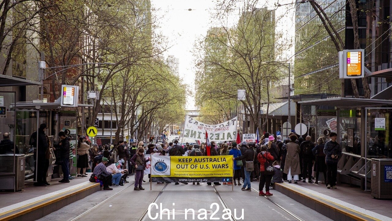 '行动胜于雄辩文字':“小丑”通过暴力抗议在墨尔本造成混乱” fetchpriority=