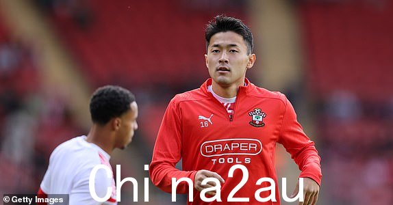 英国南安普顿 - 9 月 14 日:南安普顿队的 Suguwara Yukinari 于 2024 年 9 月 14 日在英格兰南安普敦圣玛丽体育场举行的南安普顿足球俱乐部与曼联足球俱乐部之间的英超比赛前热身(摄影:Catherine Ivill - AMA/Getty Images)