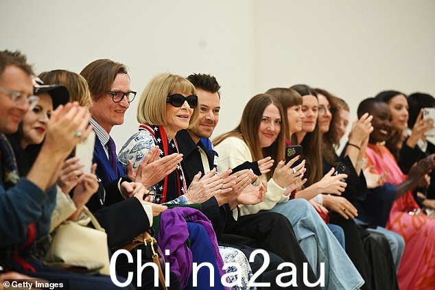 这位金曲制作人看起来兴高采烈,他与 74 岁的《Vogue》主编 Anna Wintour 和 61 岁的记者 Hamish Bowles 坐在前排(第四和第五位)左起)