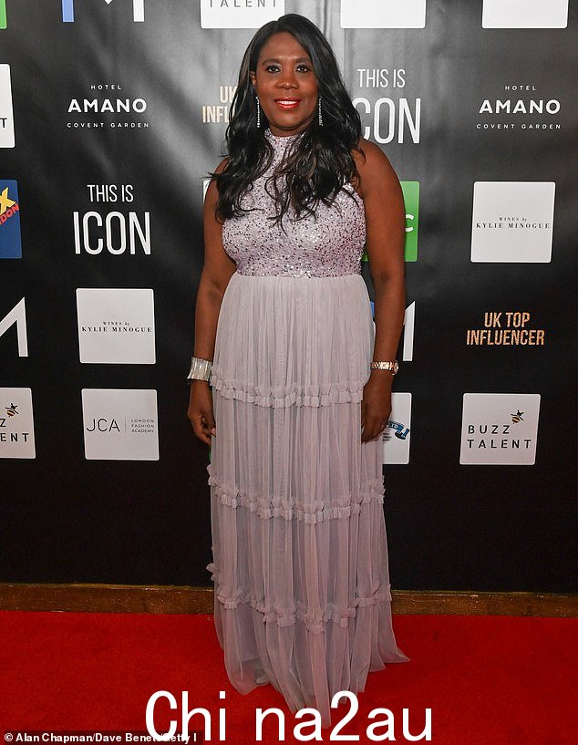 Tessa Sanderson CBE 穿着一件及地淡紫丁香分层连衣裙,搭配高领令人眼花缭乱的紧身胸衣,看起来很漂亮