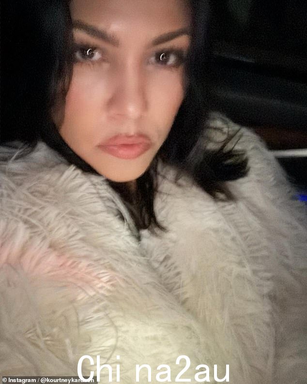 卡戴珊还附上了一张迷人的自拍照,这张照片似乎是她晚上坐在车里拍的
