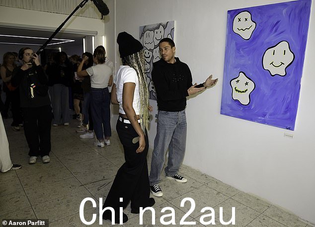 当画廊的大门正式打开时,潜在客户以及真人秀明星乔伊·埃塞克斯 (Joey Essex) 进来时看起来很高兴 - 而展览正在为第 4 频道的纪录片拍摄” class=